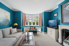 A delightful 4-bedroom home with a private garden - Image 4