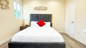 Private, Charming 2BR/2.5BA House with Outdoor Patio - Image 4