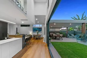 Beachside Buddina Luxury Family House 5 Bedrooms - Image 4