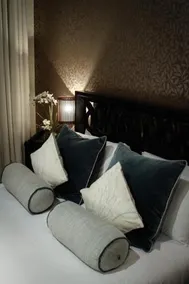 Cinnabar Café Hotel - Image 4
