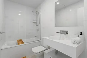 Gorgeous 3-bed Apartment With City Views - Image 4