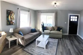 Executive 2 bdrm home- Fast Wi-Fi- Open Floorpan - Image 3