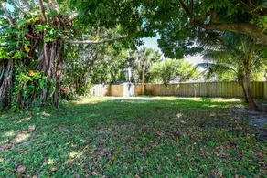 Bungalow With Large Backyard 5 min From Beach - Image 5