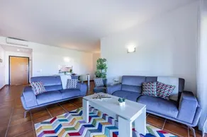 Spacious Two Bedroom Apartment Marina Park - Image 3