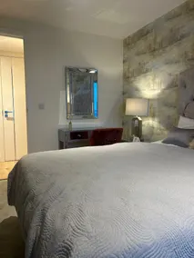 Pleasant 2 bed 2 baths Apt London - Image 5