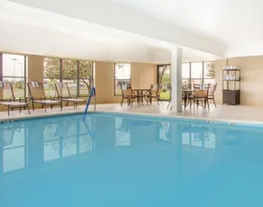 Holiday Inn Express Hotel & Suites Muncie - Image 4