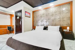 Cozy Deluxe Room at Chappan Market Indore - Image 4