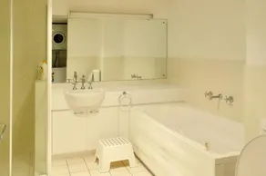 Kingston Comfy Apartment - Image 2