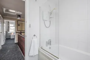 TMS Spacious 3-bed House! Tilbury! Free Parking! - Image 5