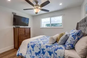 Gorgeous Upgraded 5 Bedroom & 3 Bath Home with pool - Image 4