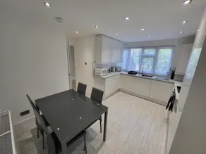 Bright Modern 3 Bedroom Apartment - Image 4