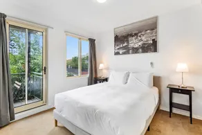 Chic 2-bed Apartment Near Albert Park - Image 2