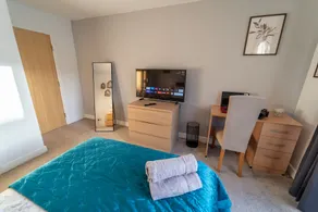 Stunning 1 Bed Flat - Elite Birmingham Complex - Image 2