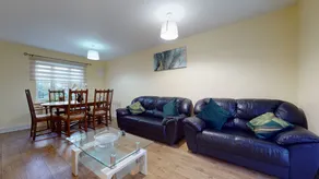 Impeccable 4-bed House in London - Image 4