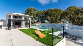 Stunning Canal Home Oh So Close To The Waterfront - Image 2