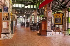 INDeco's Lake Forest Hotel - Image 2
