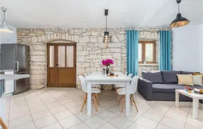 Two Bedroom Holiday Home In Svetvincenat - Image 2