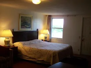 Golden Knight Inn and Suites - Image 2