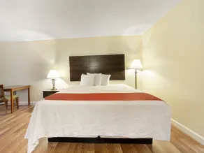 Days Inn & Suites By Wyndham Brewton - Image 4