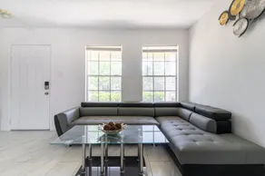Stylish 4br 2.5ba Haven In Houston 4 Bedroom Home by RedAwning - Image 2
