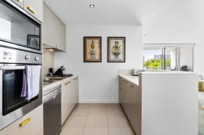 Apartment on Honeysuckle - Image 4