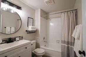 Condo with king bed walk to Microsoft & park - Image 3