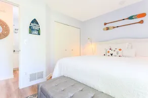 Beautiful 2 Bedroom Lakeside Condo at The Shores - Image 2