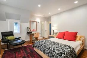 Beautiful airy architect-designed room and brand new private luxe bathroom - Image 3