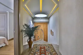 Important Group Villa Queen - Image 3