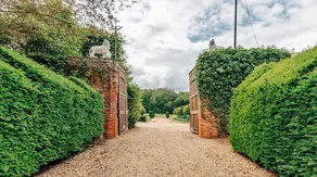 Lavish Tudor Estate Gardens - Sleeps 25 - Image 5