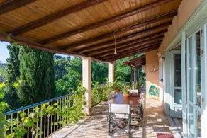 Villa with private garden - Image 3