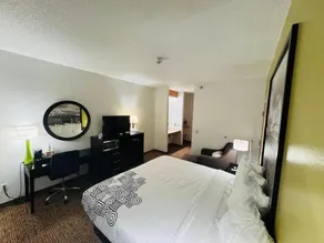 Super 8 By Wyndham Forest City - Image 3