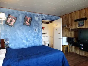 Blue and White Motel - Image 3