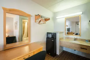 Rodeway Inn - Image 4
