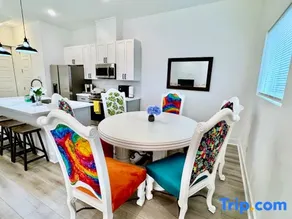 Colorful Dining Experience in Cozy Getaway - Image 4