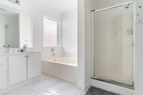 Stylish 4br 2.5ba Haven In Houston 4 Bedroom Home by RedAwning - Image 3