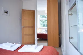 2 Bedroom Flat Near Tower Hill - Image 3