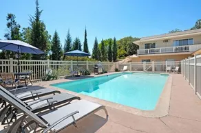 Designer Poolside 1Bed1Bth Retreat - Image 2