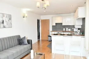 London City Escape - 2 Bedroom Apartment - Image 5