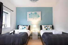 3 Bedroom 3 Bathroom House in Central Milton Keynes with Garden, Free Parking and Smart TV - Contractors, Relocation, Business Travellers - Image 2