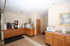 AmeriVu Inn & Suites Siler City - Image 5