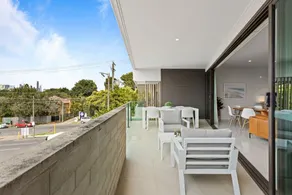 Gorgeous 3-bed Apartment With City Views - Image 2