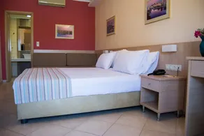 Lavris Hotel And Bungalows - Image 2