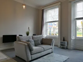 2-bed Flat in Hamilton Square - Image 2
