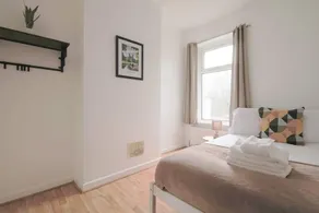 3-bed House in Cardiff With Sky TV & Twin Beds - Image 5