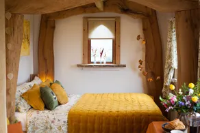 Luxury Shepherd's Hut Style Cabin With Views - Image 2