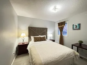 Lake Simcoe Retreat 5 Bedroom Vacation Home Near Innisfil Beach Park - Image 3