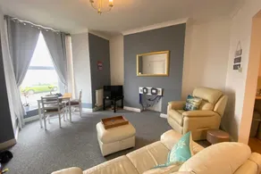 Beachfront Bolthole With Seaview in Idyllic Hythe - Image 2