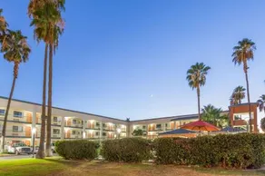 Super 8 by Wyndham Bakersfield Central - Image 2