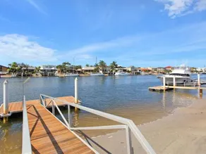 Outstanding Waterfront Hamptons Style 5 Bedroom Luxurious Home with Air Conditioning Pool and Pontoon -Bring your own boat - Image 5